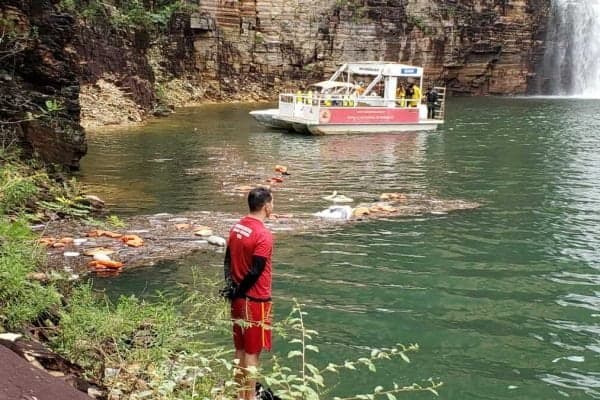 Bombeiros identificam mais duas vítimas de desmoronamento em Capitólio