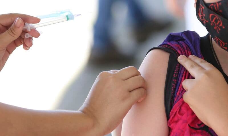 Covid-19: especialistas criticam recomendação médica para vacinação de crianças