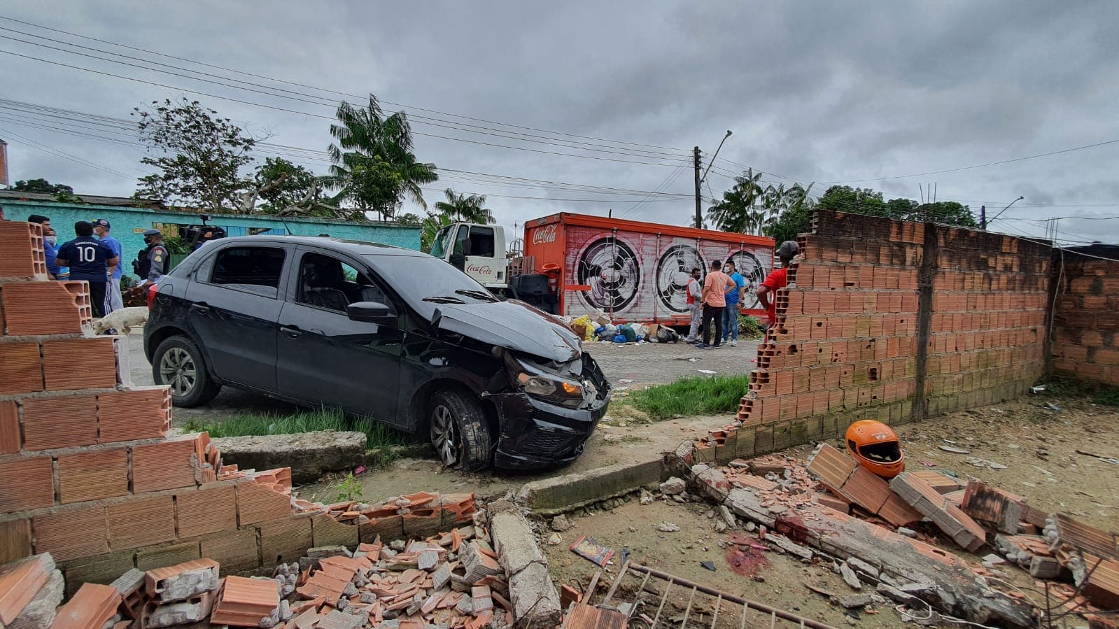 Caminhão perde controle, bate em veículos e deixa mulher ferida em Manaus