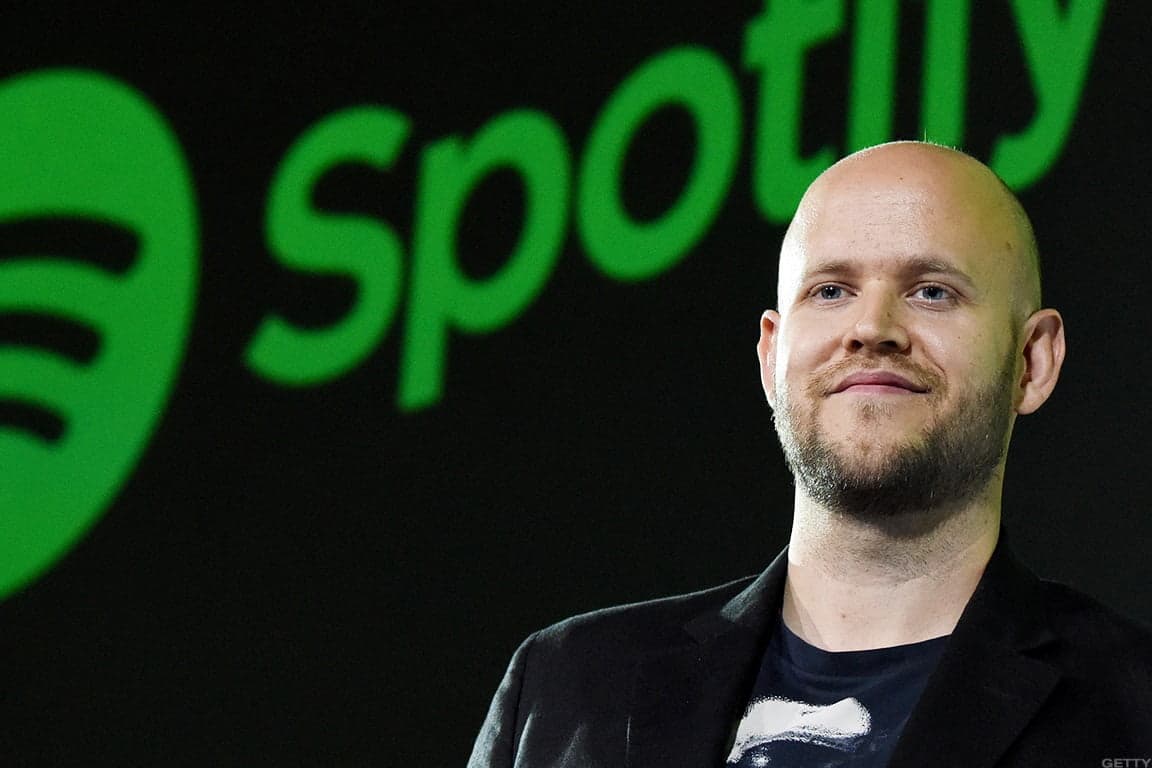 Polêmica com artistas leva Spotify a inserir avisos em podcasts sobre Covid