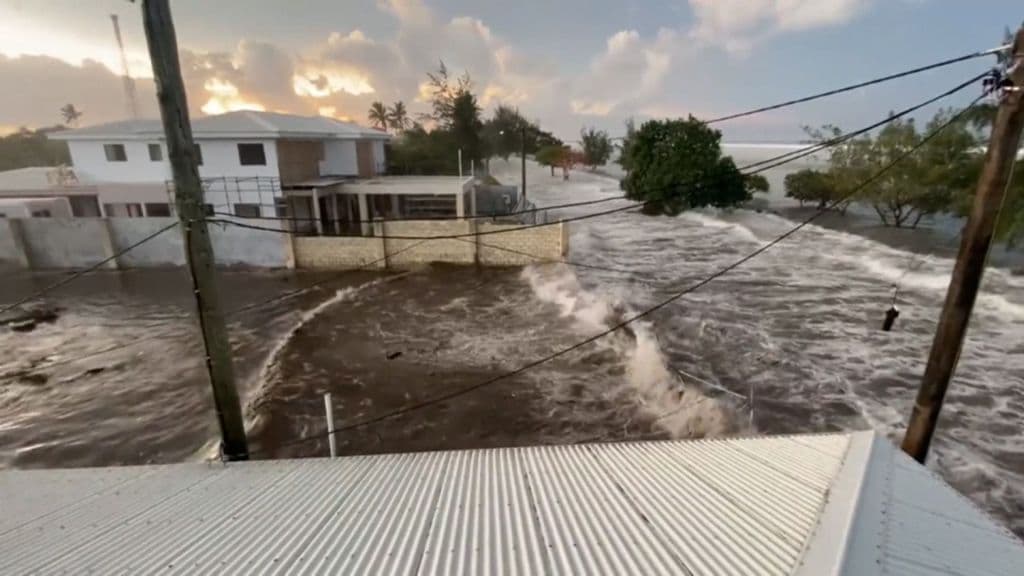 Após tsunami, ilha de Tonga fica isolada do resto do mundo