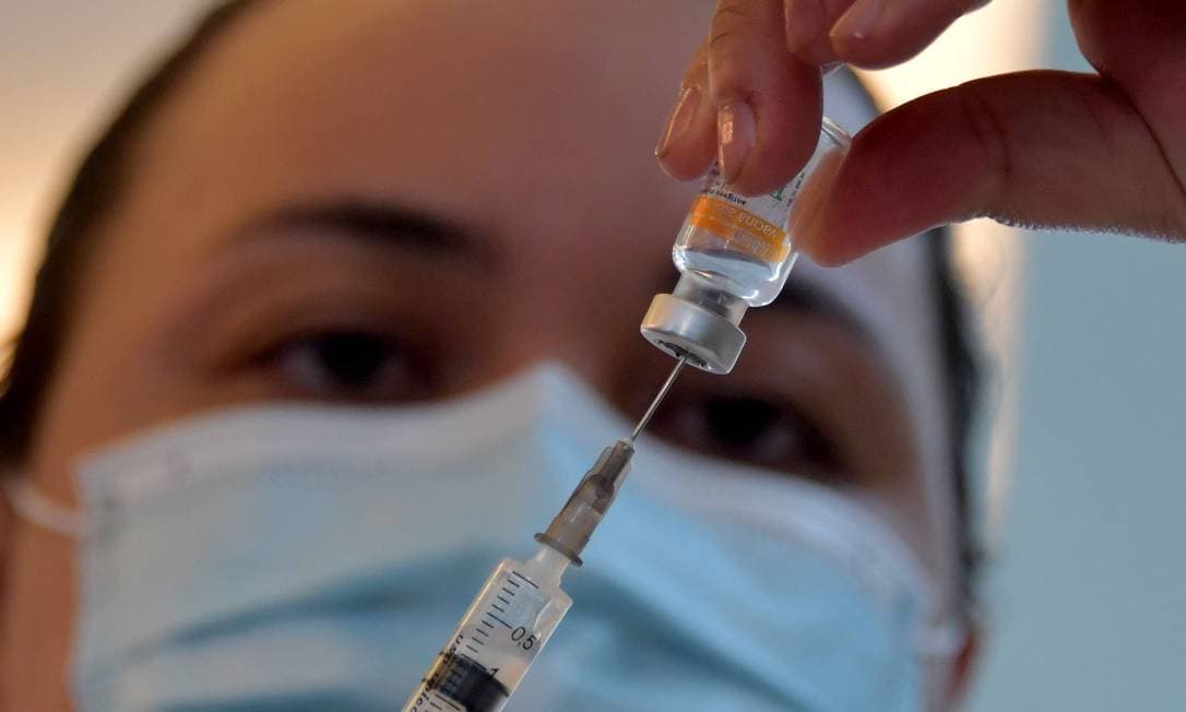 Duas doses da Coronavac neutralizam variante Ômicron, aponta estudo