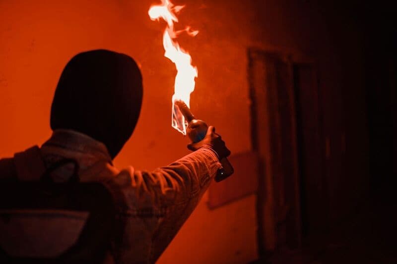 Ministério da Defesa da Ucrânia pede que população enfrente tropas russas com coquetéis molotov