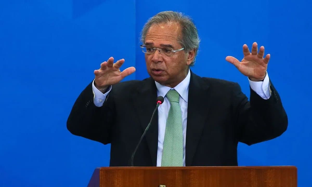 Guedes diz que governo avalia reduzir impostos sobre combustíveis