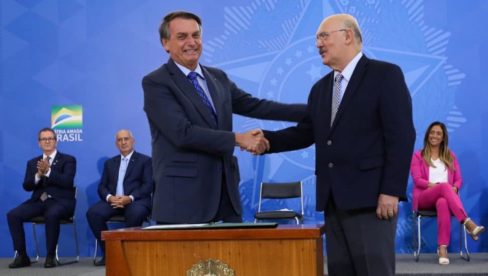 Frente de prefeitos classifica como &#8220;impraticável&#8221; reajuste a professores dado por Bolsonaro