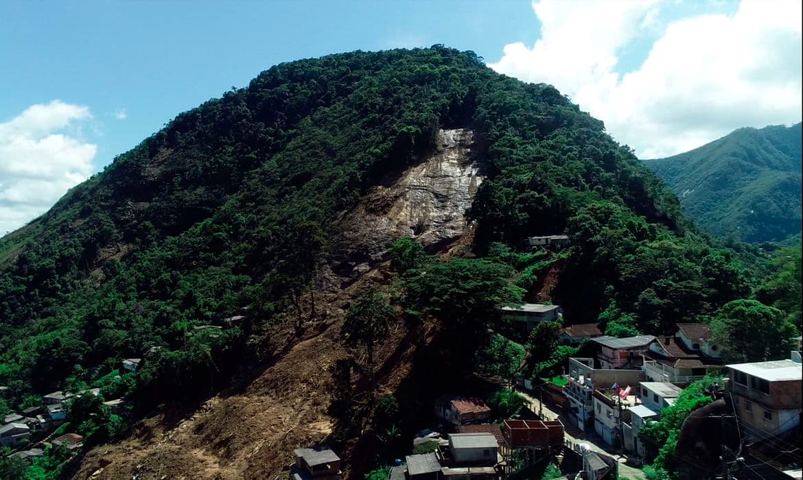 Número de mortos em Petrópolis já passa de 200; trabalhos continuam