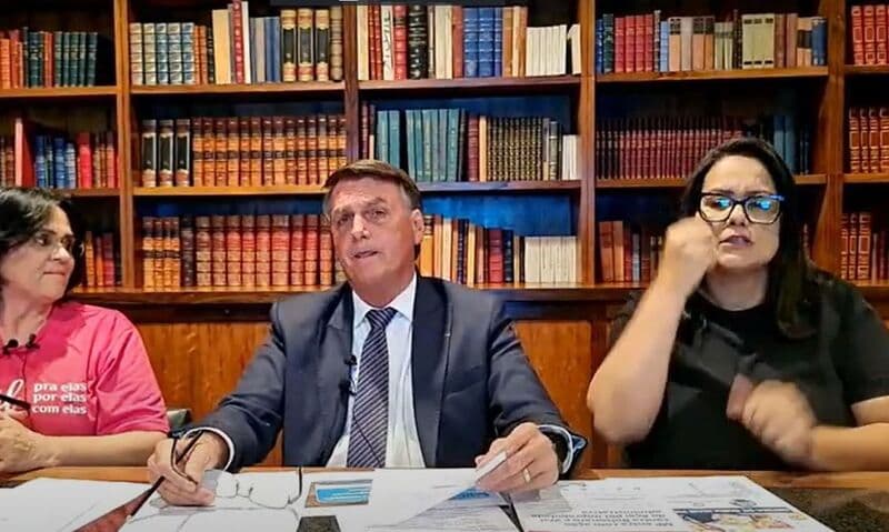 Bolsonaro sai em defesa de ministro da Educação: &#8220;boto minha cara no fogo&#8221;
