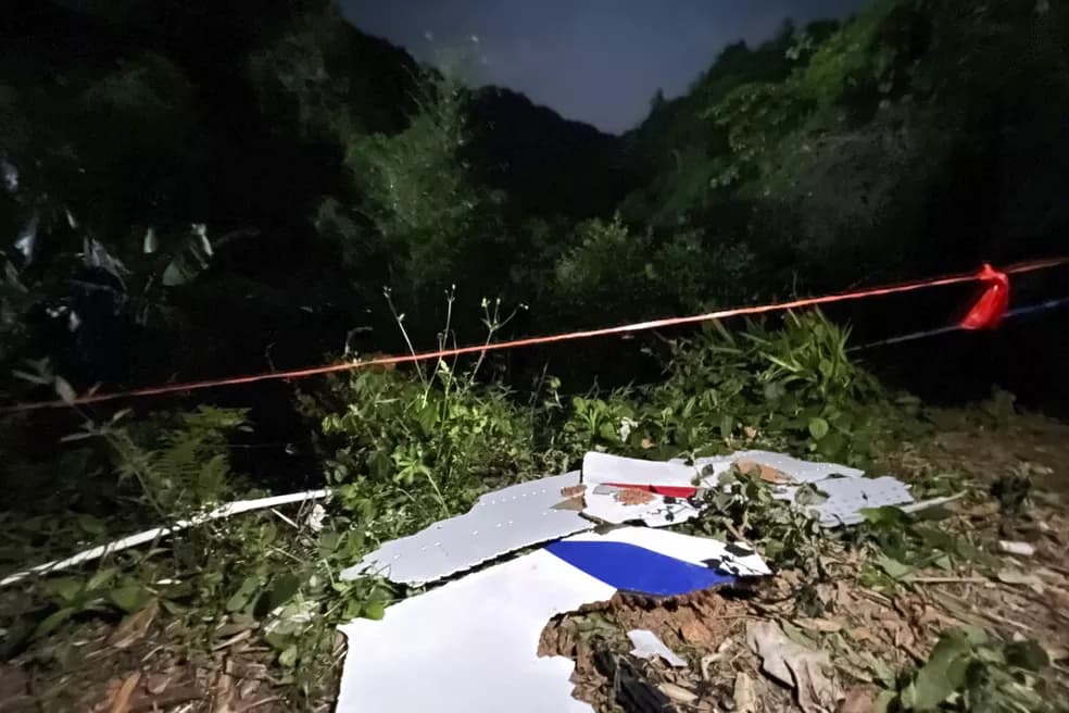 Caixa-preta do avião que caiu com 132 pessoas a bordo na China é recuperada