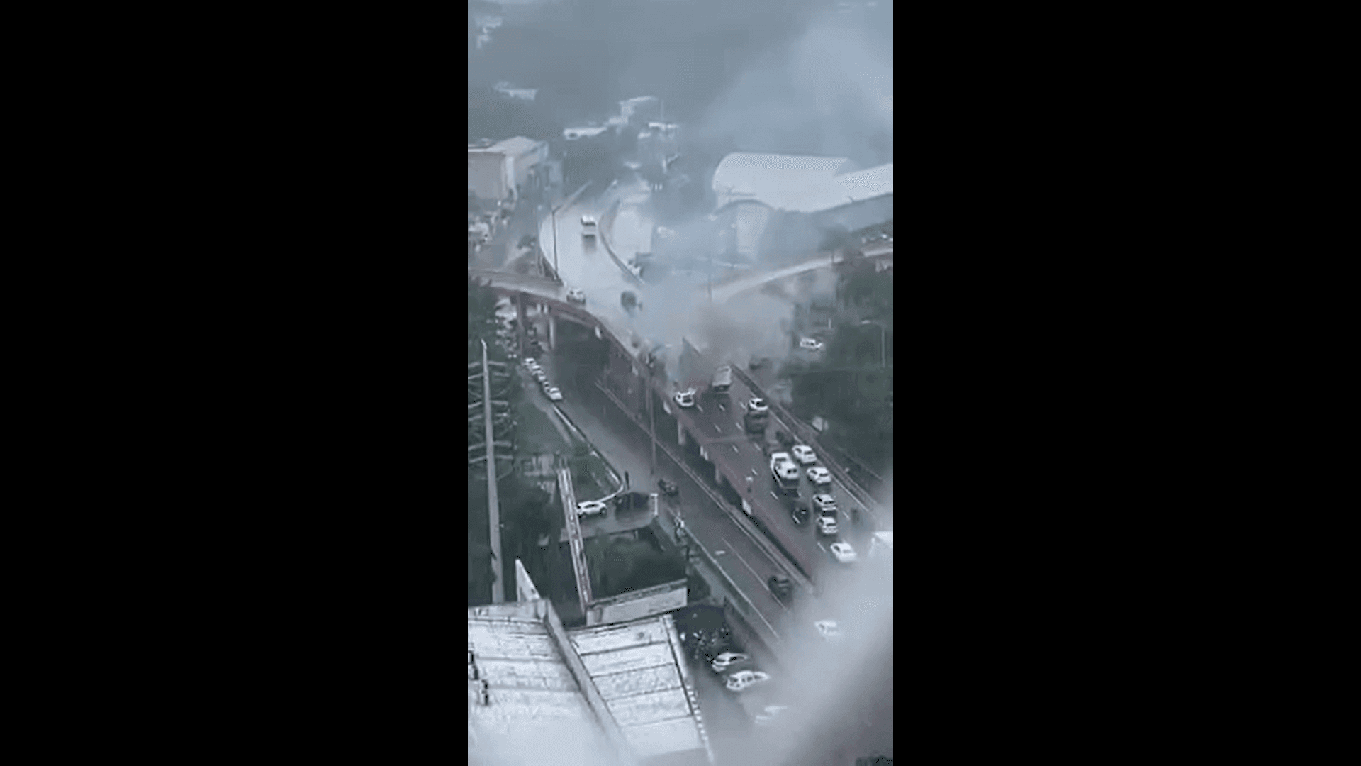 Veja vídeos: Carro de luxo pega fogo em viaduto e causa congestionamento em Manaus