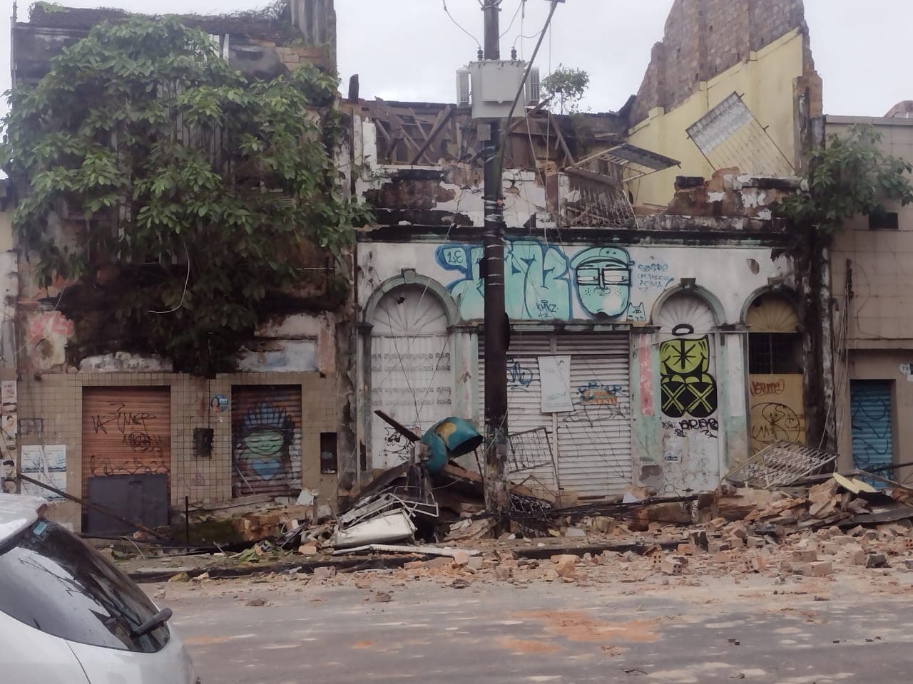 Fachada de prédio desaba no Centro de Manaus