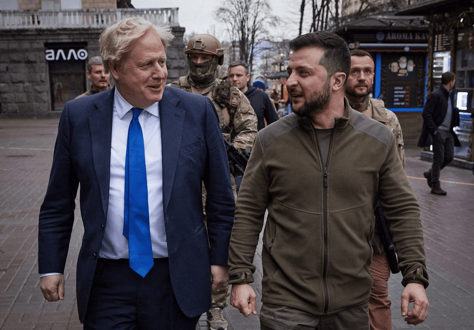 Primeiro-ministro inglês visita Ucrânia e promete armas a Zelensky