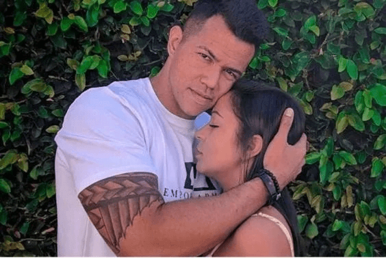 Personal trainer que agrediu mendigo posta foto com esposa após ela receber alta