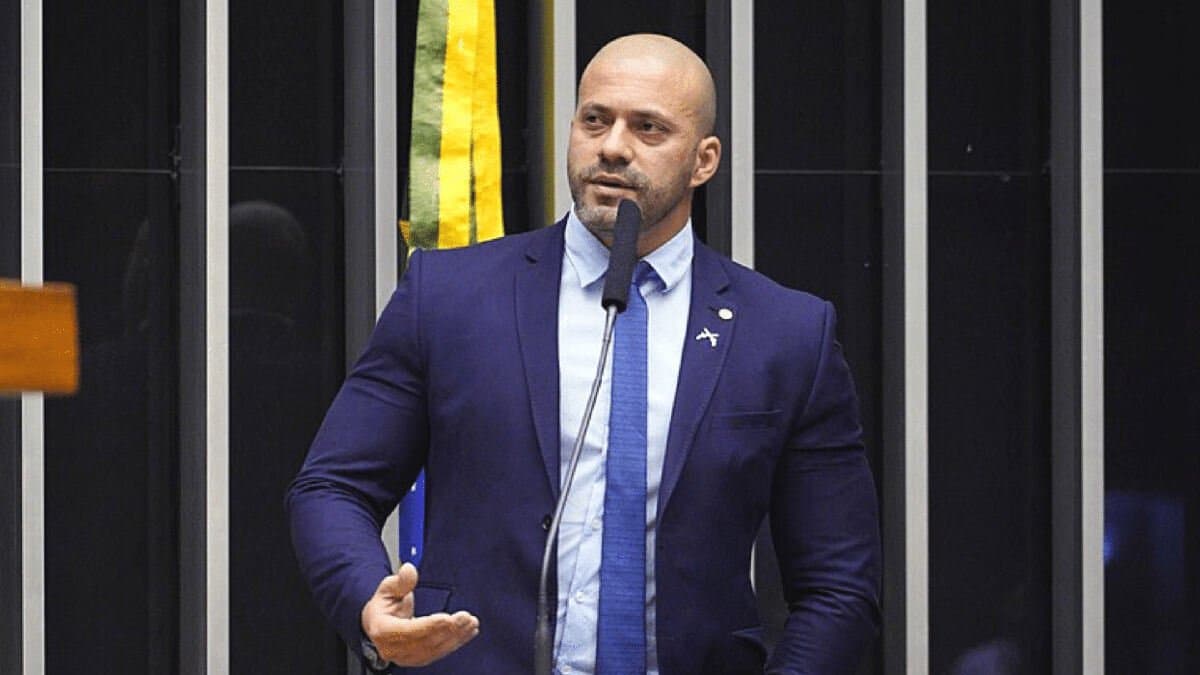 Daniel Silveira admite que deixou de usar tornozeleira eletrônica
