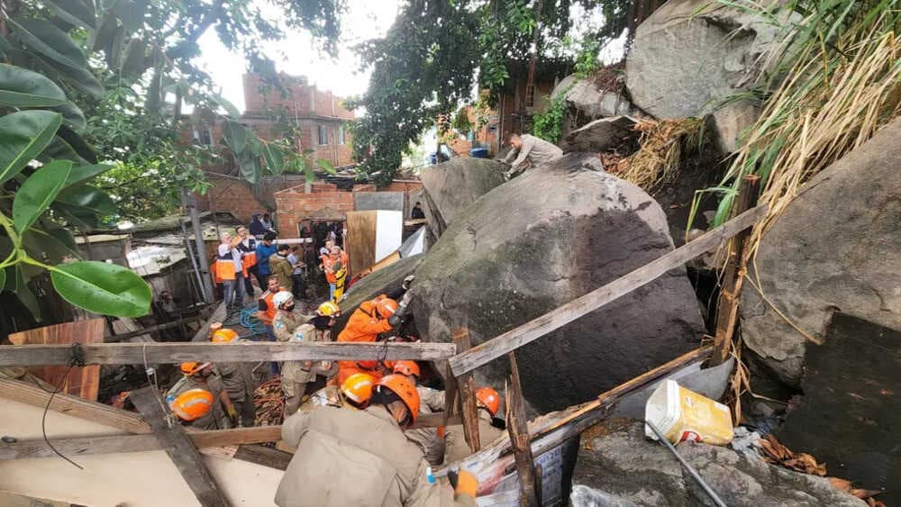 Pedras atingem casa após deslizamento na zona Norte do Rio