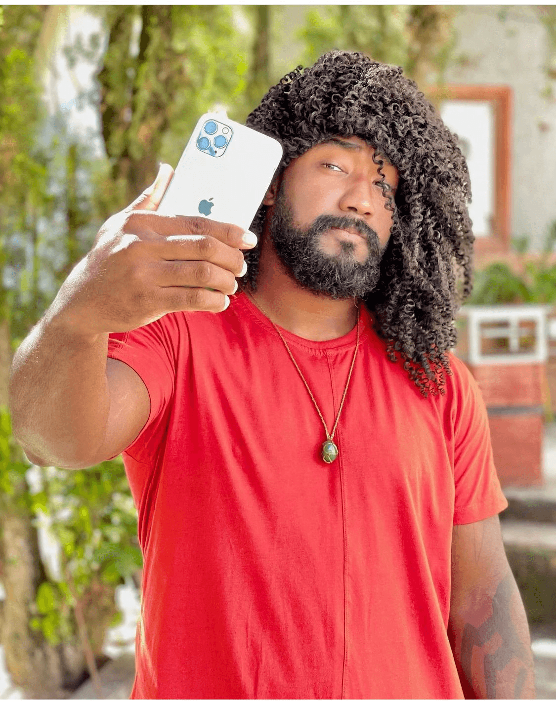 Ex-lutador de boxe vira design de unhas e faz sucesso na internet