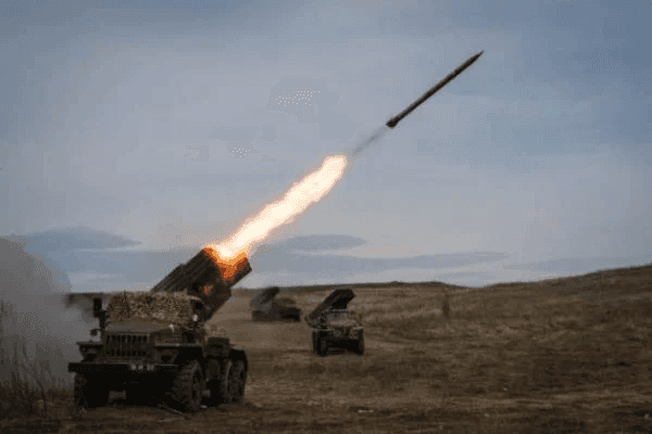 Rússia quadruplica ataques à Ucrânia e diz que entrou em &#8220;nova fase da guerra&#8221;