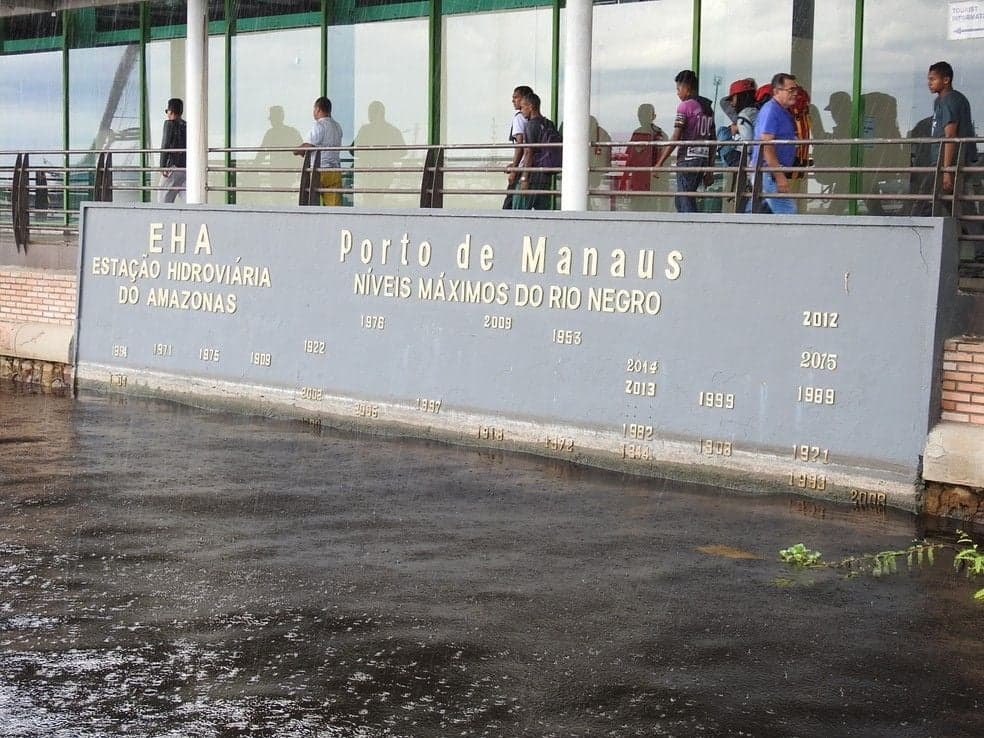 Rio Negro atinge cota de inundação severa e água começa a afetar o Centro de Manaus