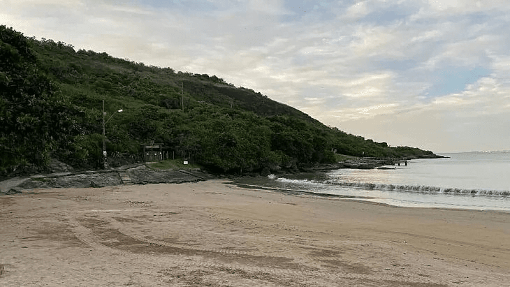 Namorada de rapaz que teve barriga aberta em praia é denunciada