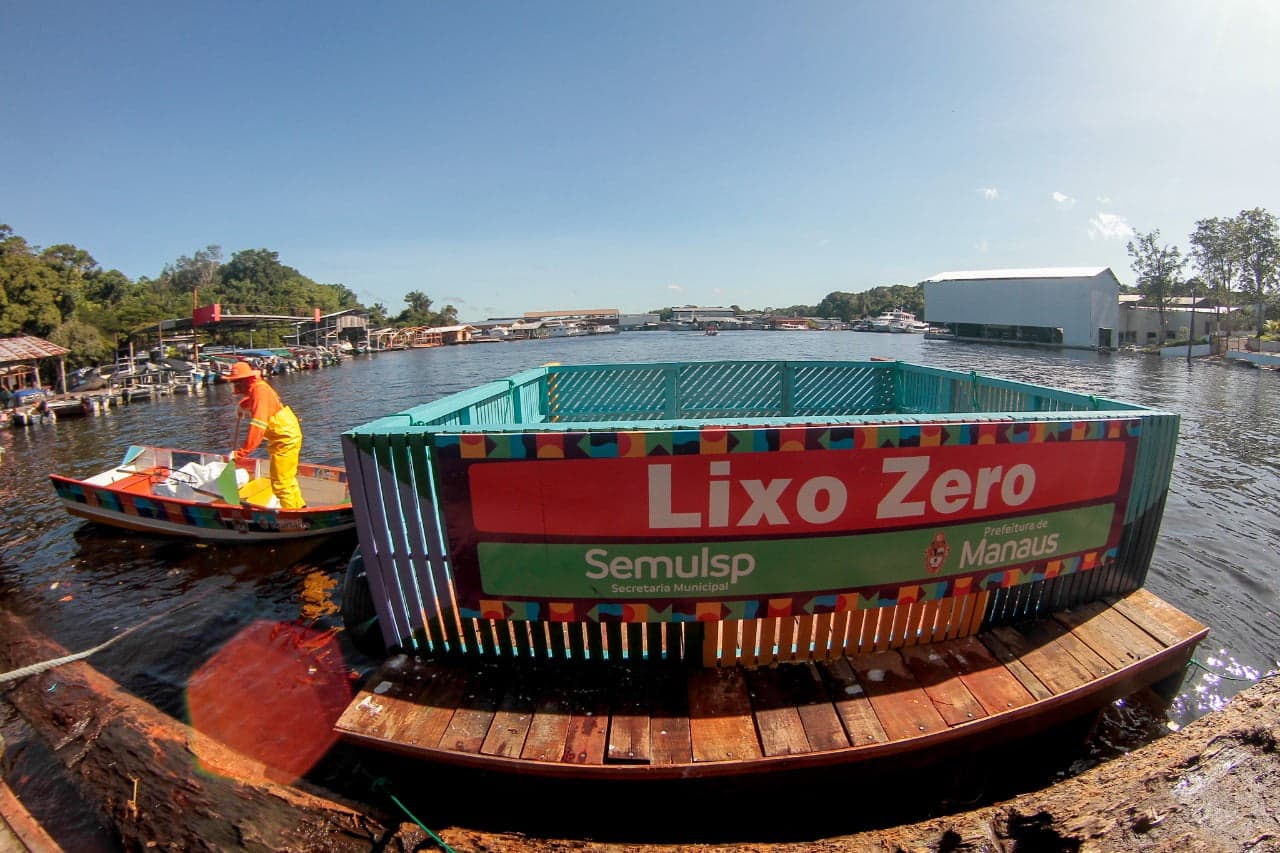 Prefeitura de Manaus entrega coletor flutuante e lança projeto &#8220;Gari Comunitário Fluvial&#8221;