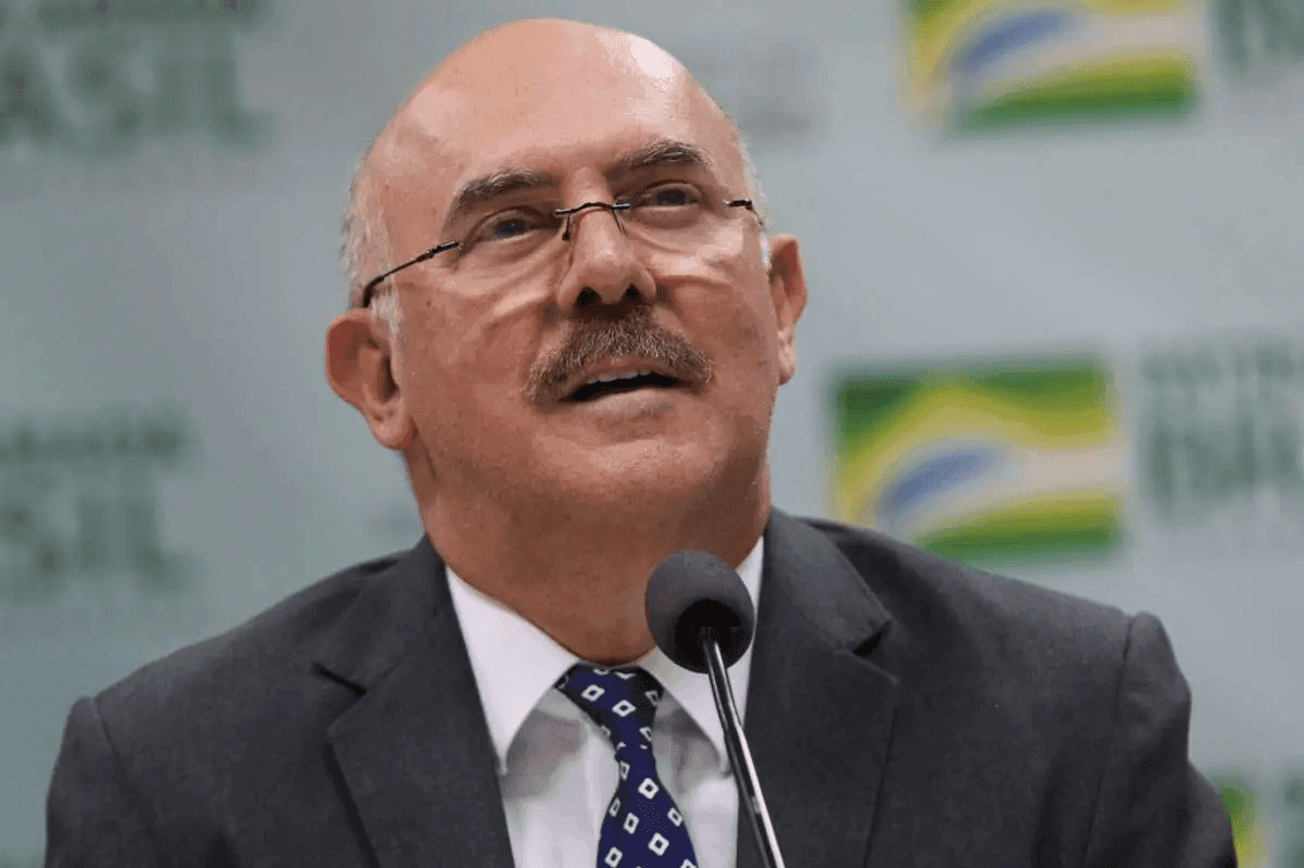 Ex-ministro da Educação dispara arma em aeroporto e fere funcionária