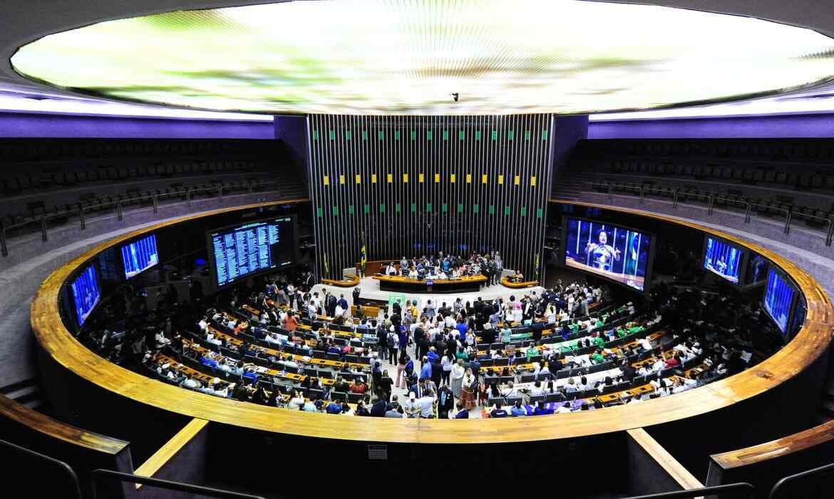 Câmara aprova piso salarial de profissionais da enfermagem