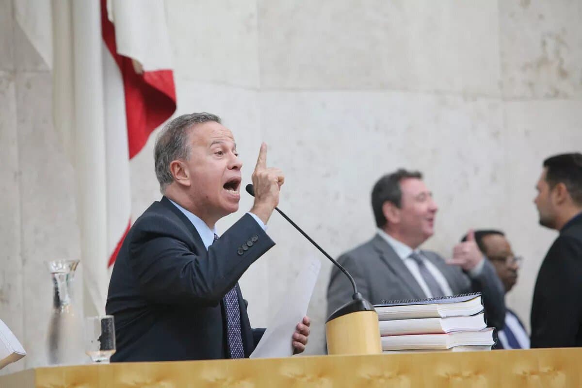 Câmara de SP aprova cassação de vereador por racismo