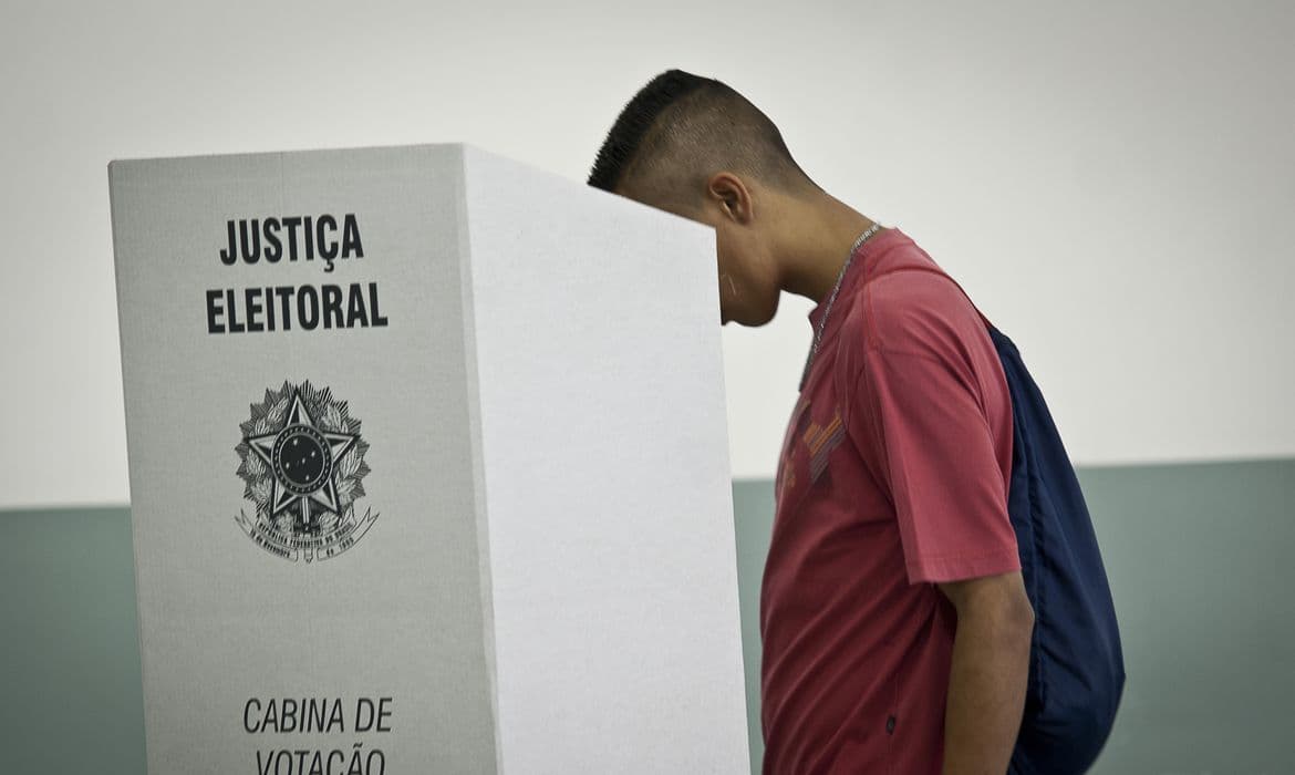 Pesquisa mostra que mais de 30% dos eleitores de Manaus se dizem de direita e 17% afirmam ser de esquerda