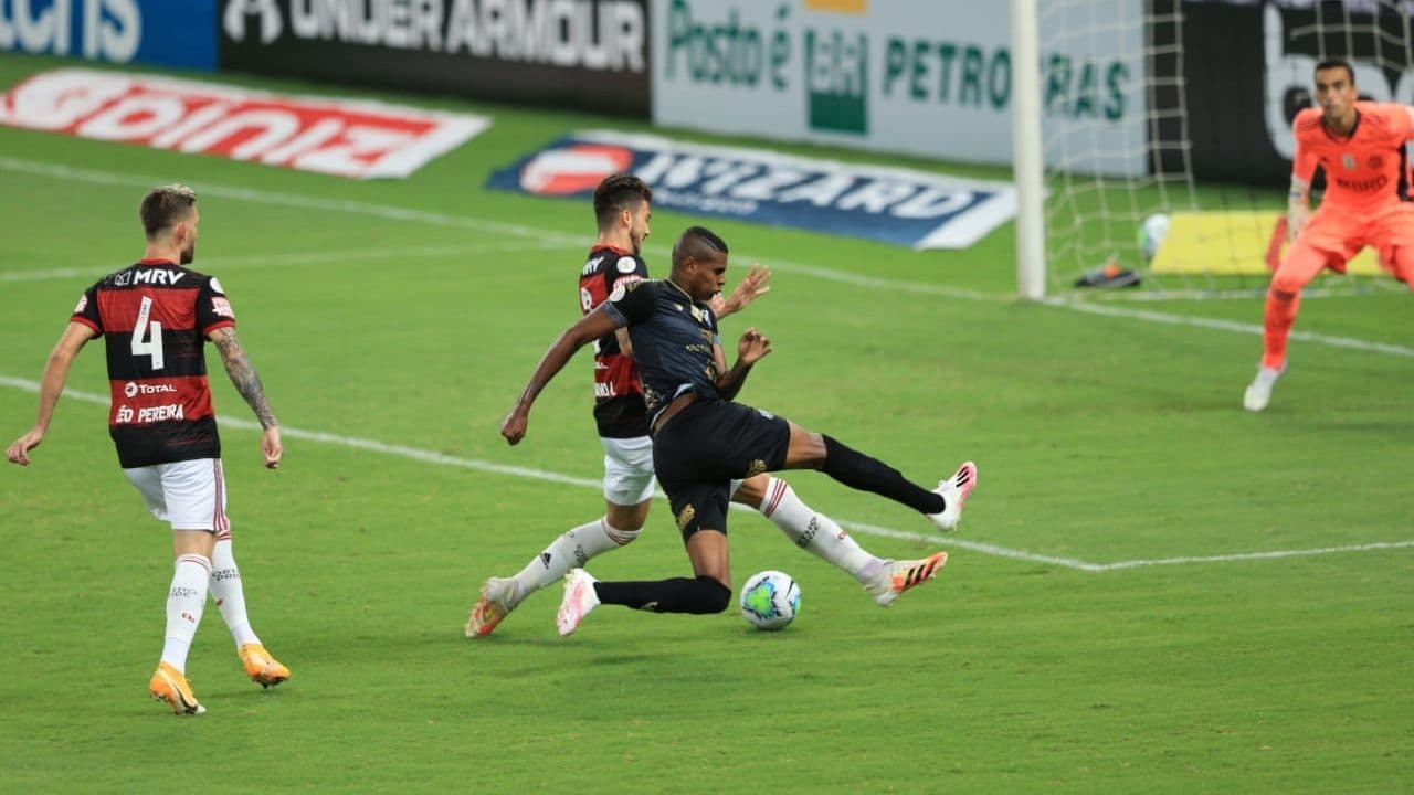 Flamengo e Ceará tentam afastar má fase no Brasileirão neste sábado