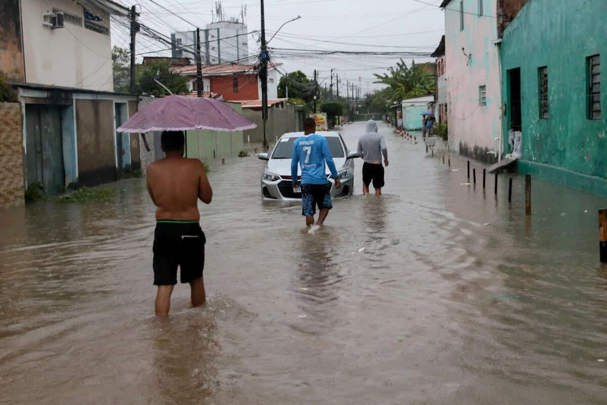 Governo federal envia equipes para auxiliar população do Grande Recife
