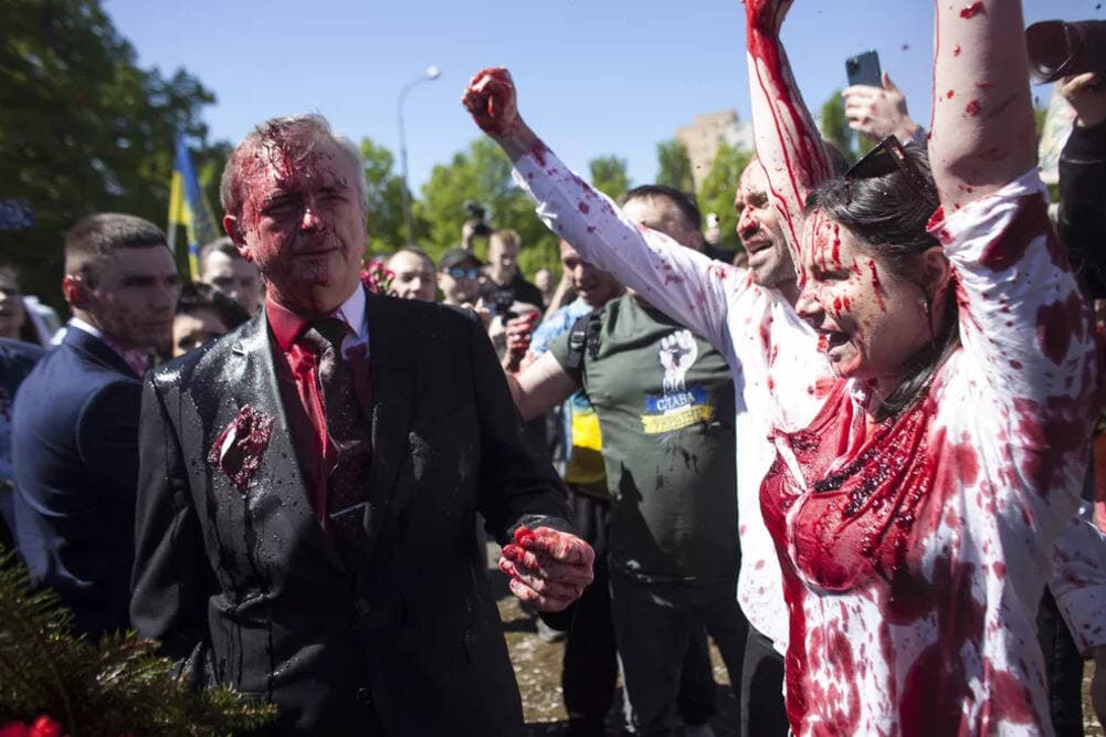 Manifestantes atacam embaixador russo com tinta durante visita à Polônia