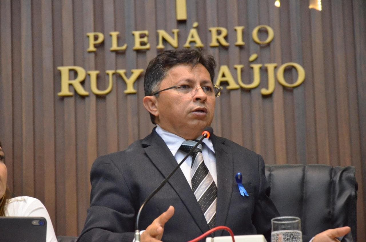 Sinésio afirma que vai recorrer contra instalação de medidores aéreos da Amazonas Energia