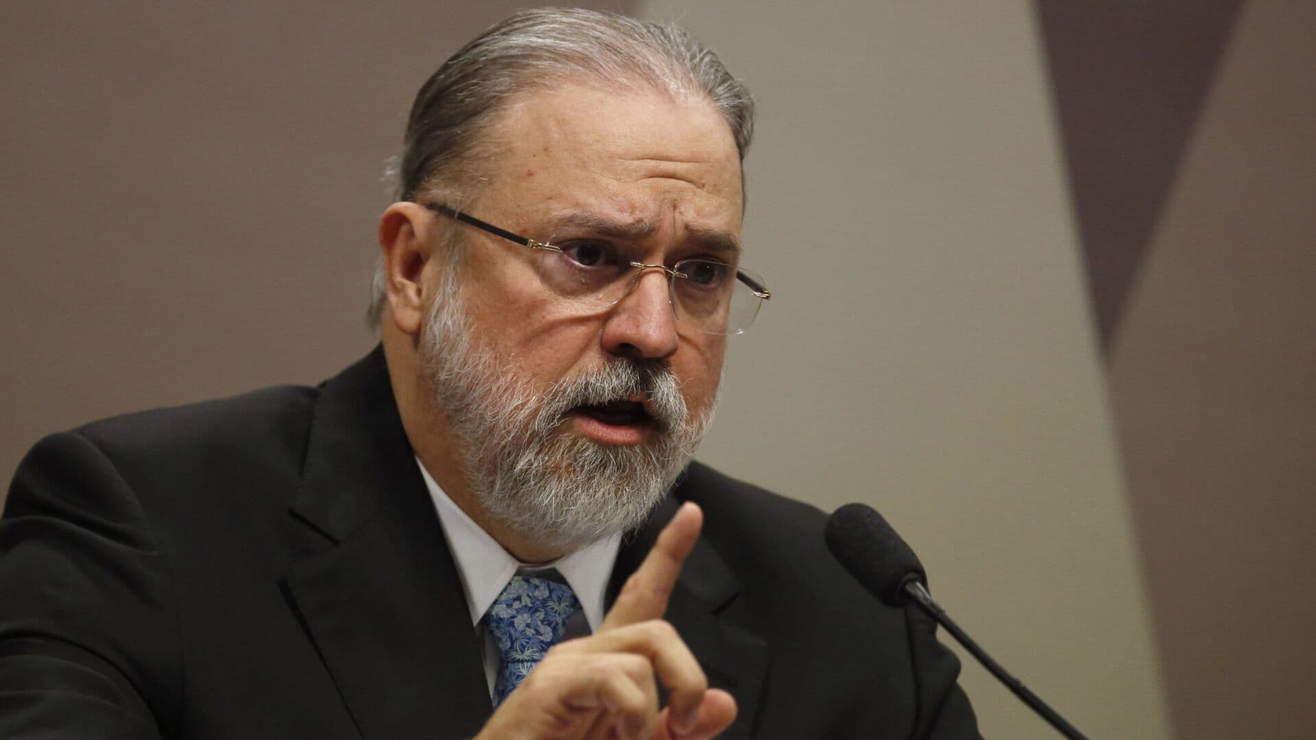 Augusto Aras é contido por seguranças durante briga em sessão