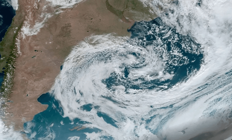 Ciclone Yakecan chega ao Brasil e deixa primeira vítima no Rio Grande do Sul