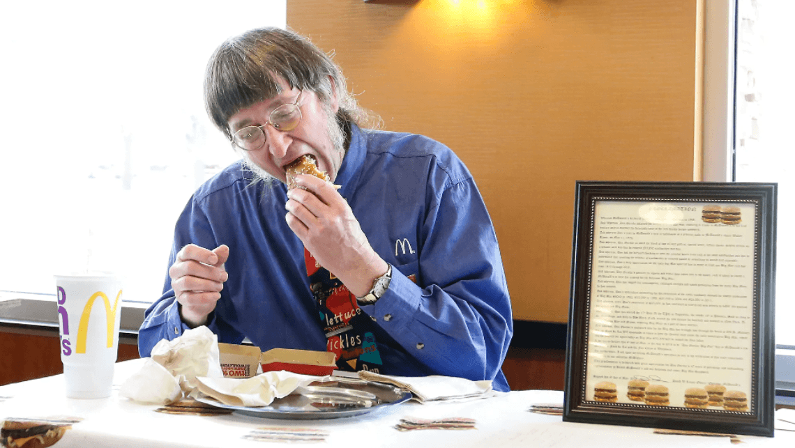 Americano bate recorde após comer hamburguer diariamente por 50 anos