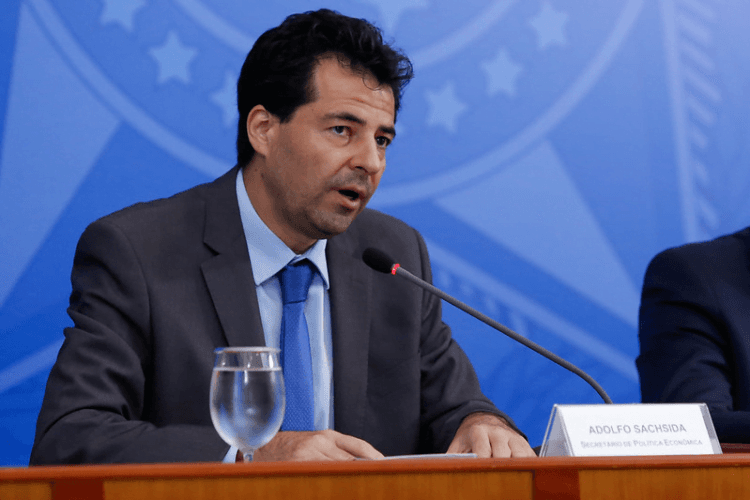Ministro diz que governo não pode interferir nos preços da Petrobras
