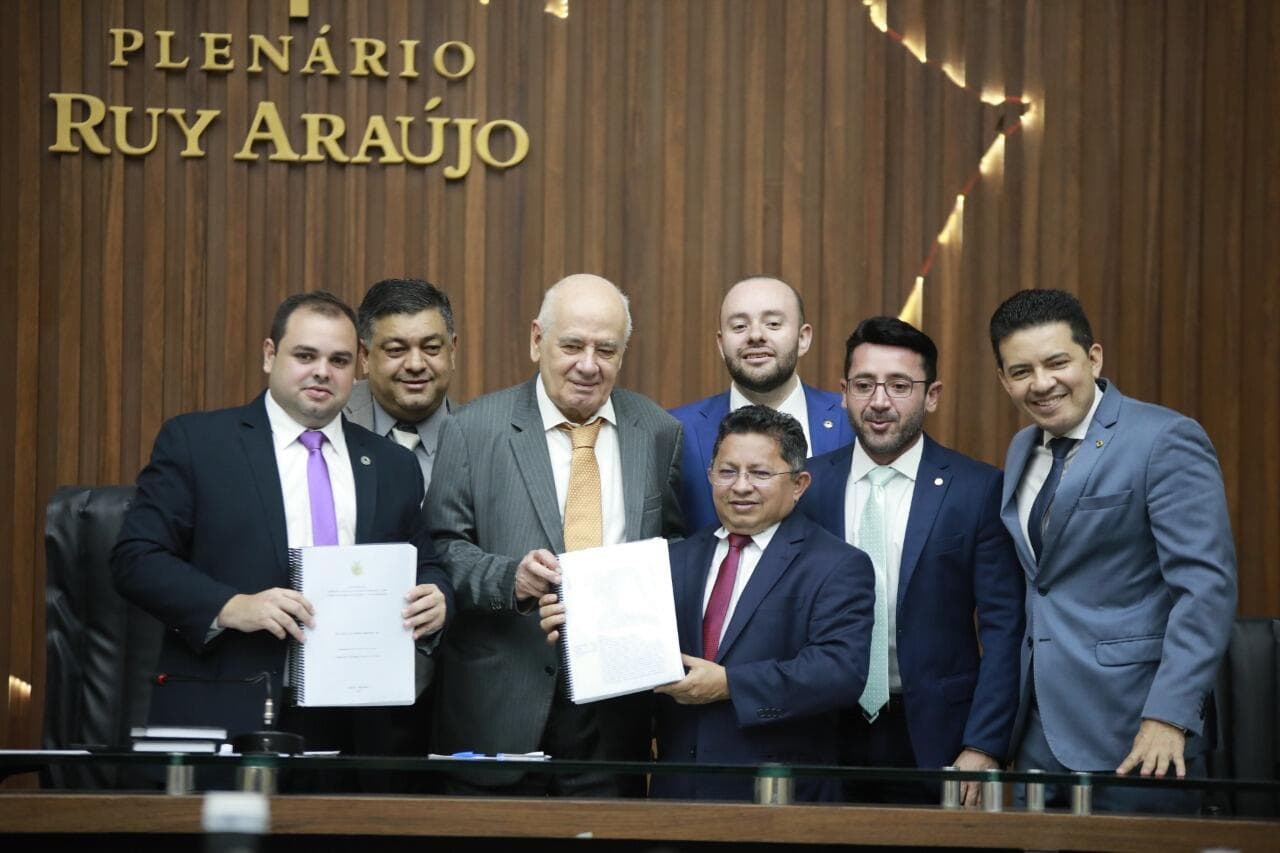 Presidente da Aleam recebe relatório da CPI da Amazonas Energia