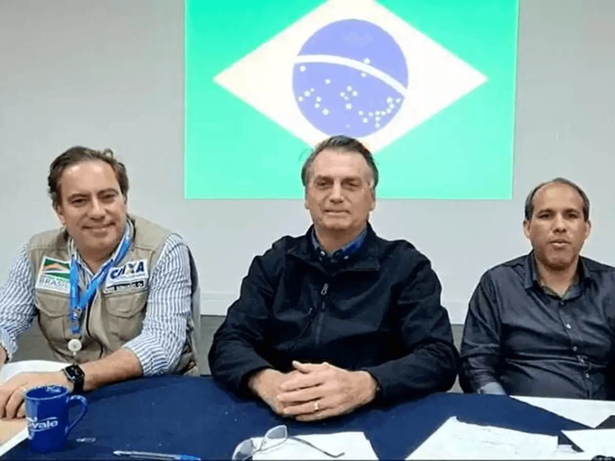 Bolsonaro diz que &#8220;exagerou&#8221; ao falar que botaria cara no fogo por Ribeiro