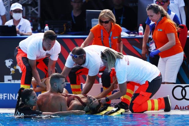Nadadora sai de maca em competição no Mundial de Esportes Aquáticos