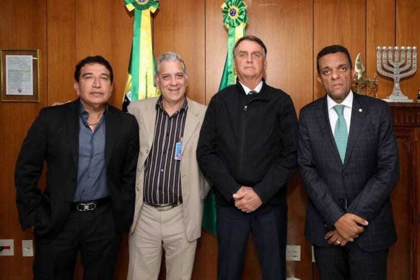 Bolsonaro se reúne com irmão de petista assassinado em festa de aniversário
