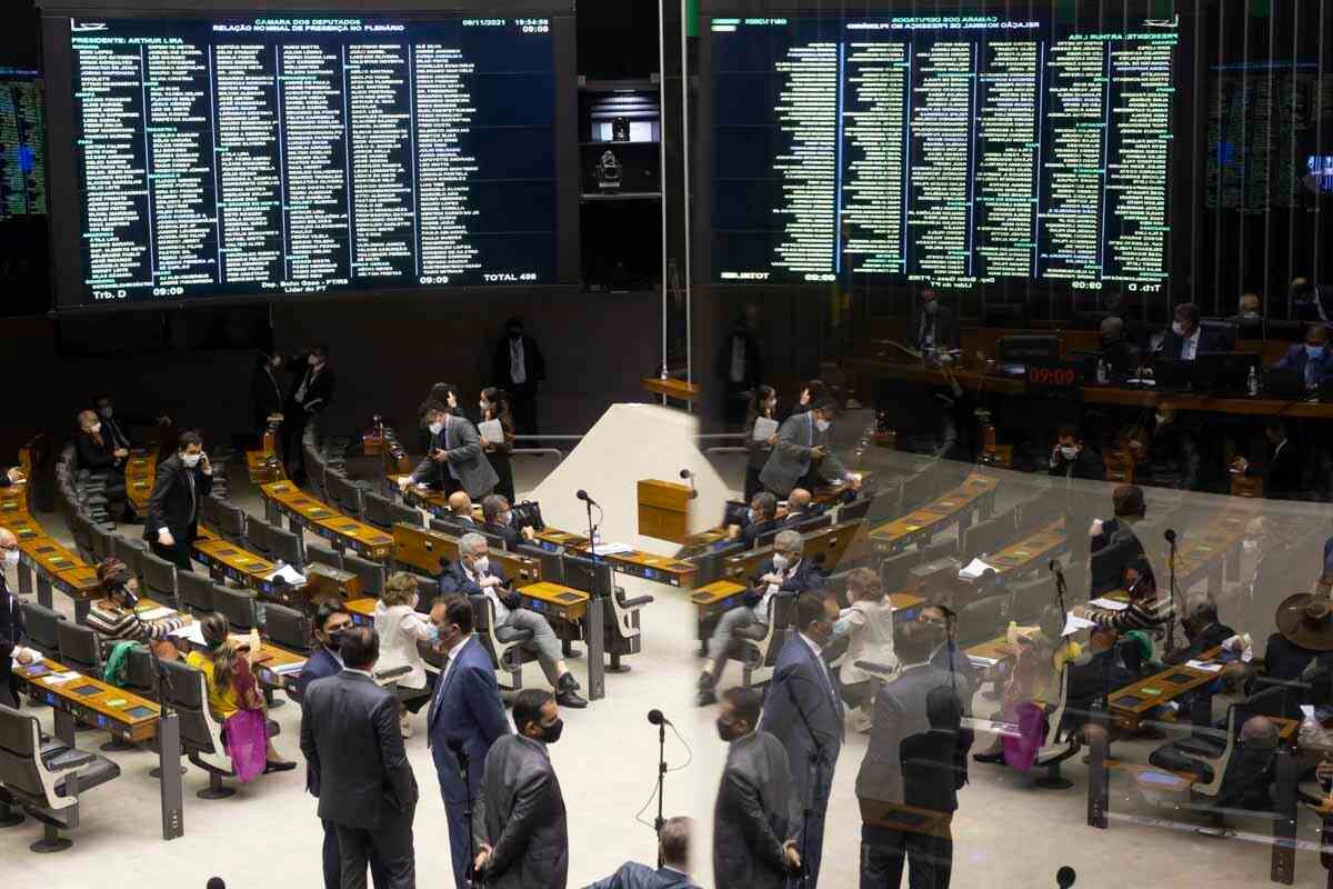 Por falta de quórum, Câmara adia votação da &#8220;PEC dos auxílios&#8221;