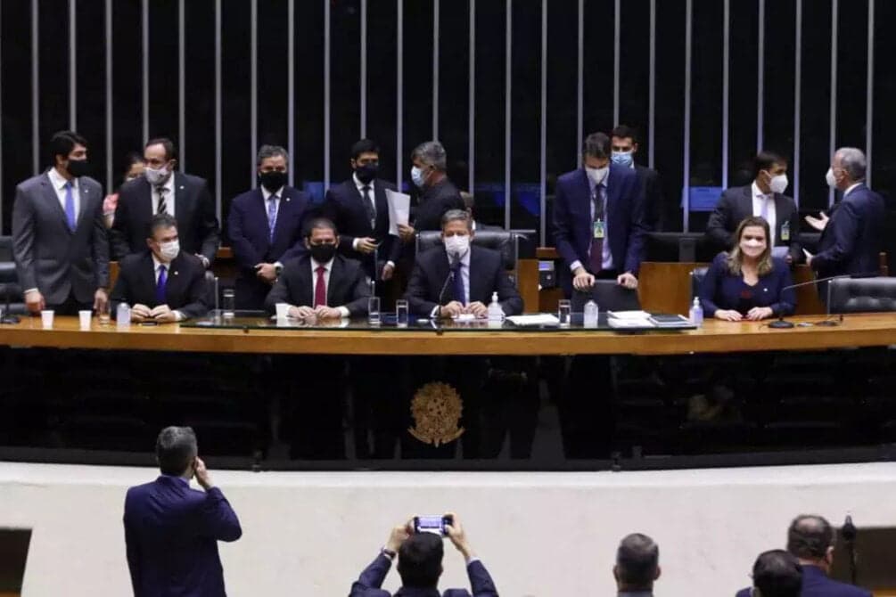 &#8220;PEC dos Auxílios&#8221; pode causar impacto de até R$ 140 bilhões no Orçamento de 2023