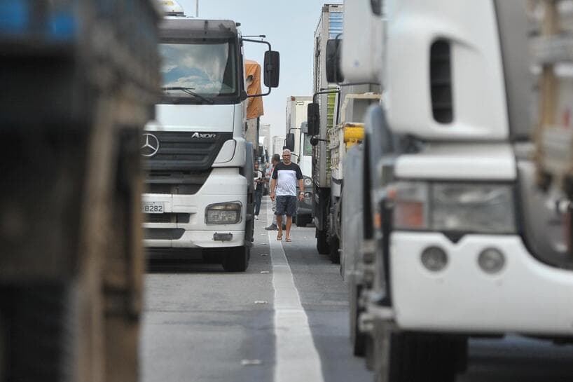 Governo divulga datas de pagamentos de auxílio a caminhoneiros e taxistas