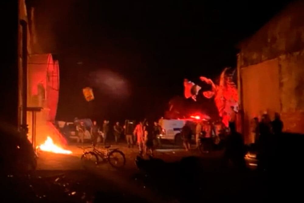 Trabalhadores ateiam fogo na Cidade Garantido durante protesto por pagamentos atrasados