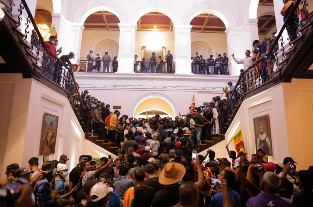 Presidente do Sri Lanka foge de residência oficial durante invasão de manifestantes
