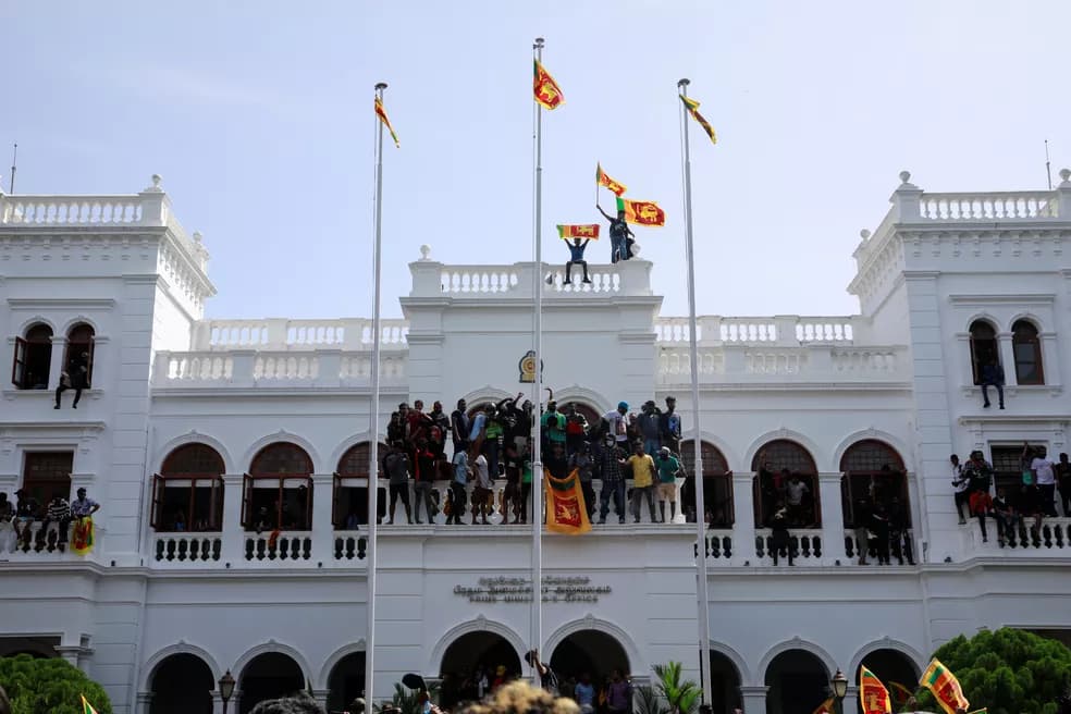 Sri Lanka declara estado de emergência após fuga de presidente