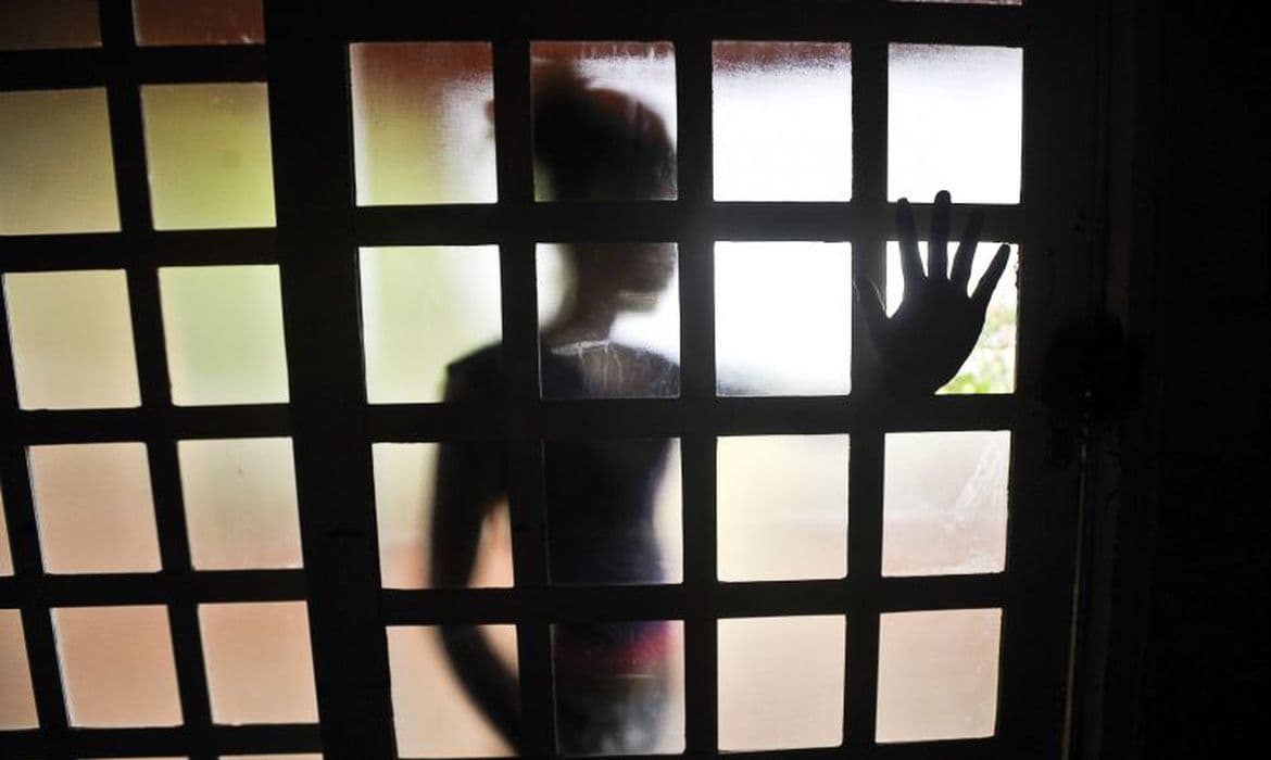 Pai é denunciado por estuprar e engravidar filha de 12 anos