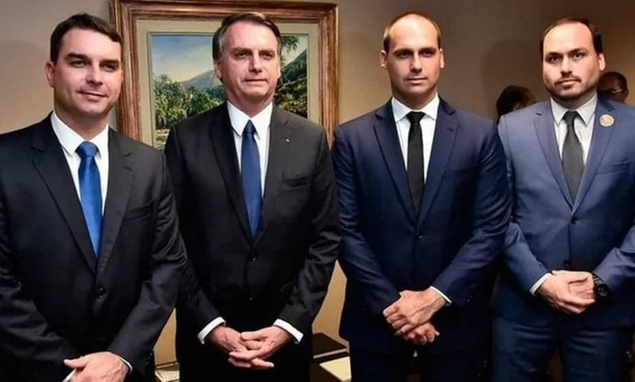 Reportagem aponta que metade dos imóveis da família Bolsonaro foi comprada com dinheiro vivo