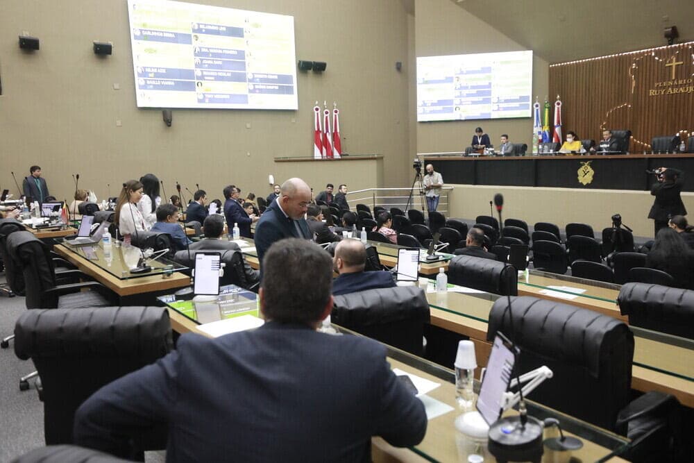 Deputados cobram melhorias no registro de presença da Aleam
