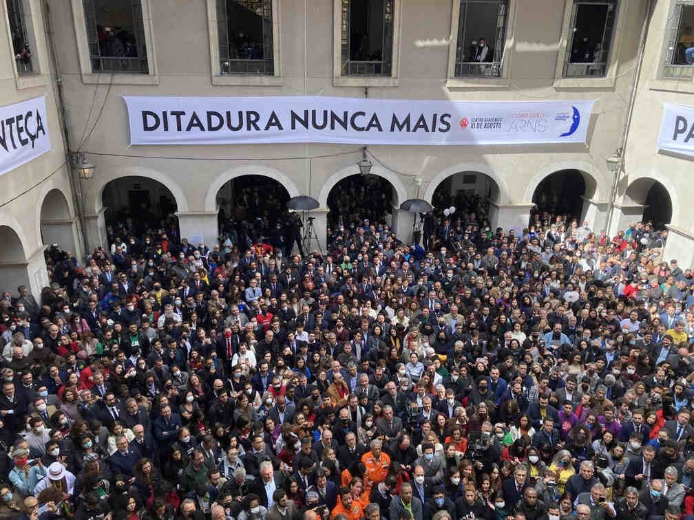 Ato em defesa da democracia reúne multidão na USP