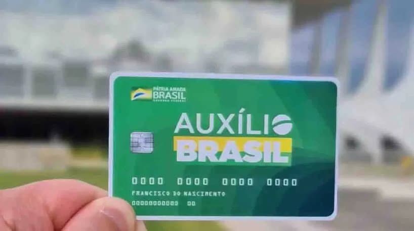 Bolsonaro sanciona lei que libera crédito consignado a beneficiários do Auxílio Brasil
